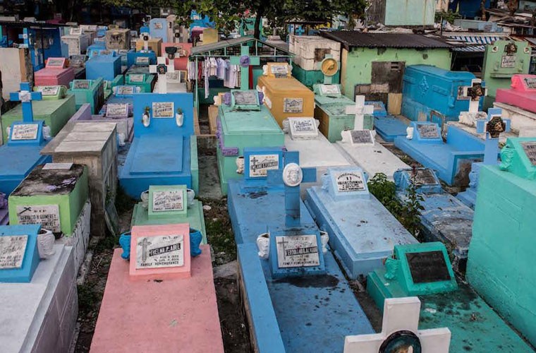 Một cộng đồng  dân nghèo sống giữa nghĩa địa Cemeterio Del Norte ở Phillipines đã được hé lộ trong bộ ảnh của Danial Eriksen. Trong ảnh, một số ngôi nhà được dựng lên ngay giữa một góc khu nghĩa trang này.